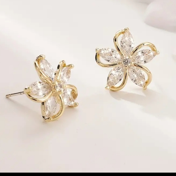 Jewelry - NWT Gold Flower Stud Earrings With Diamonds